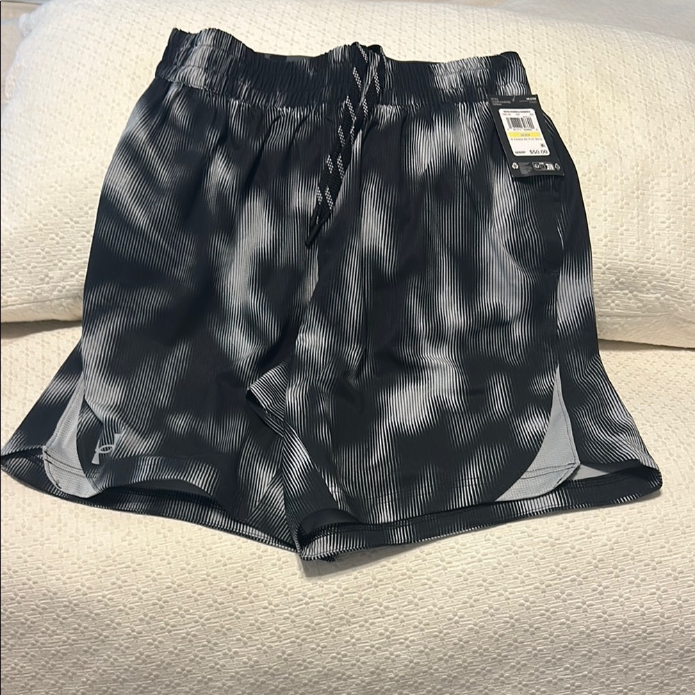 Under Amour. Men’s medium Black and Gray Shorts
